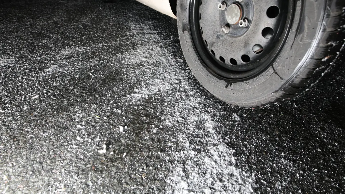 Winterwetter im Harz: 30.12.2025, Niedersachsen, Braunlage: Frische Reifenspuren eines Winterreifens auf spiegelglatter Straße zeigen die winterlichen Straßenverhältnisse. Frost und überfrierende Nässe bestimmen derzeit das Wetter in den Hochlagen des Harzes. Der Deutsche Wetterdienst (DWD) veröffentlicht seine Jahresbilanz. Foto: Matthias Bein/dpa +++ dpa-Bildfunk +++