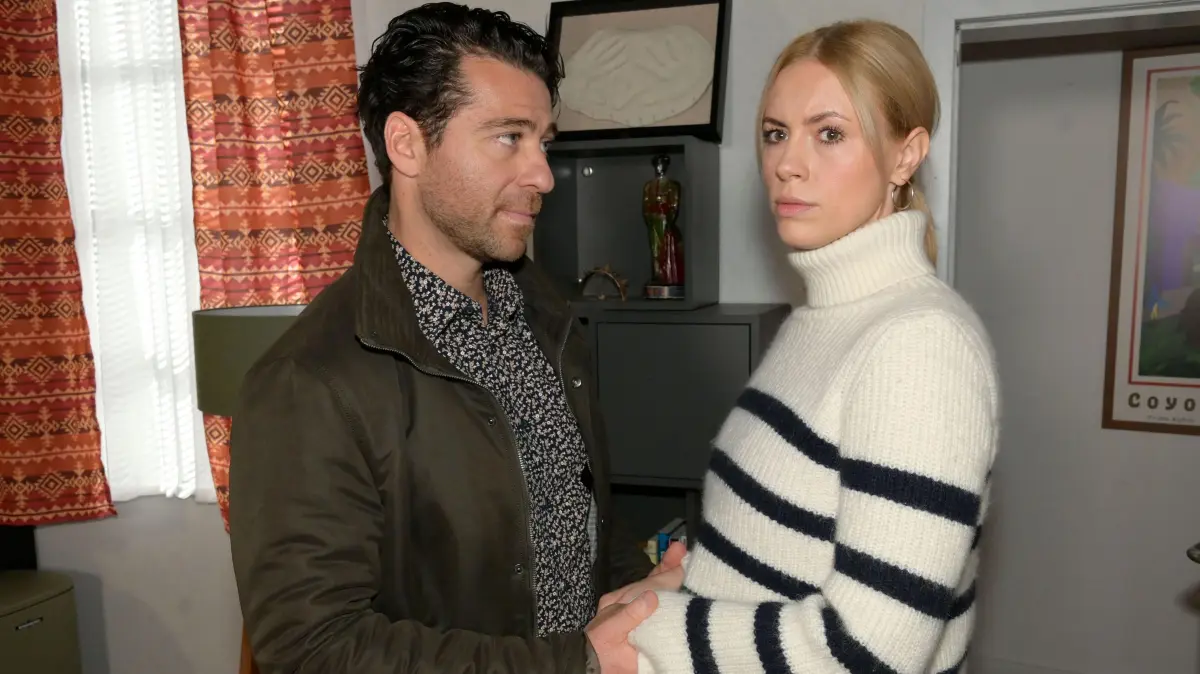 Zoe (Lara Dandelion Seibert) erklärt Carlos (Patrick Fernandez), dass die Kriegserklärung an Laura ein Fehler war.