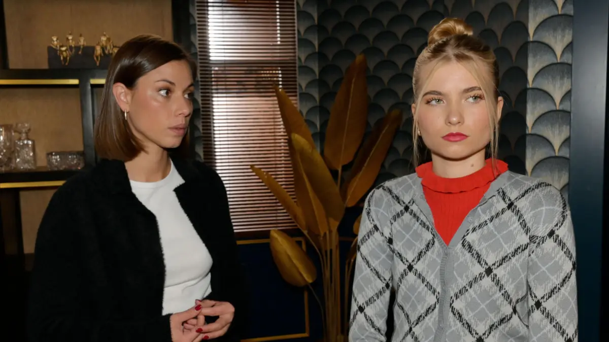Matilda (Anna-Katharina Fecher, l.) ist froh, dass Johanna (Charlott Reschke) sich ihr vorsichtig annähert.