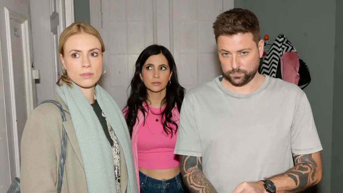 John (Felix von Jascheroff) zuliebe erträgt Laura (Chryssanthi Kavazi, M.) die Begegnung mit Zoe (Lara Dandelion Seibert).