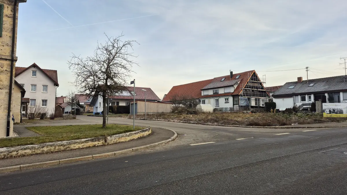 Einst stand in der Postraße 15, Ecke Müllerstraße, ein Wohnhaus mit Garage und Scheune, jetzt klafft hier eine Baulücke. Doch das soll sich in naher Zukunft ändern: Geplant ist ein Mehrfamilienhaus mit elf Wohneinheiten, Balkonen, Dachterrasse, einer Gewerbeeinheit und 18 Parkplätzen.