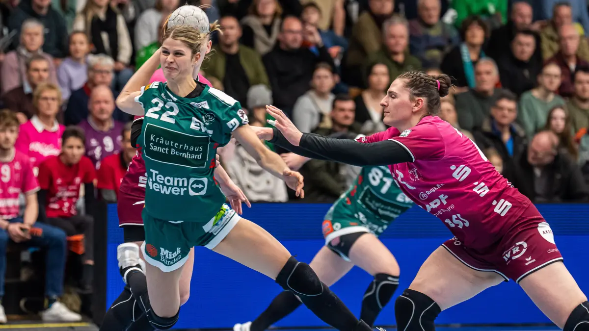 Göppingens Sina Ehmann (links) war im Derby am Dienstagabend nicht zu kontrollieren, auch nicht von der abwehrstarken TuS-Kapitänin Svenja Hübner.