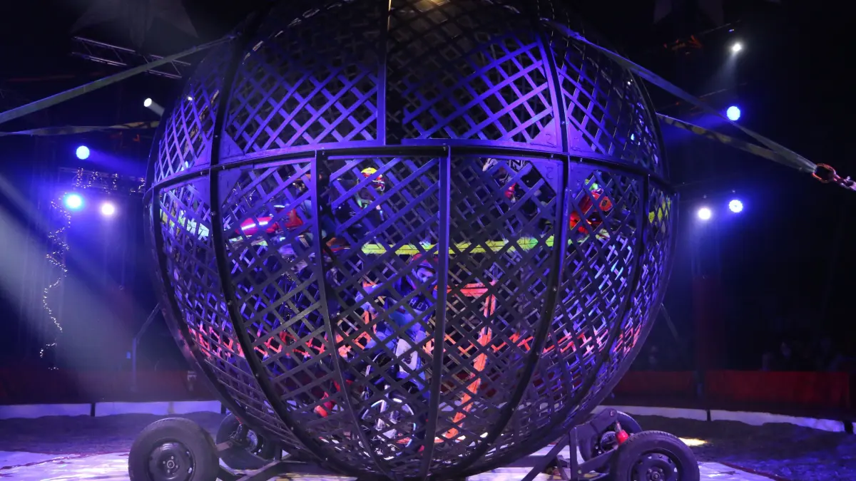 Mit Hochgeschwindigkeit rasen bis zu drei Motorradfahrer durch das "Globe of Death".