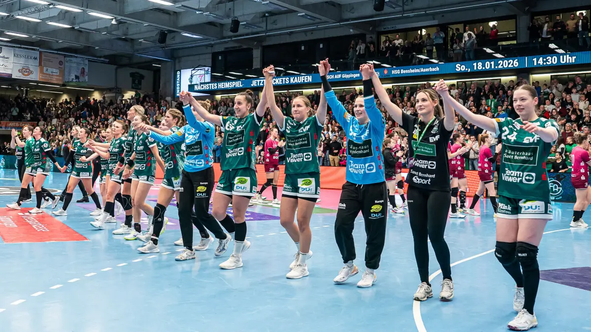 Frisch Auf Goeppingen vs. TuS Metzingen, Handball, 1. Bundesliga, Spielzeit 2025/2026, 30.12.2025: Die Mannschaft bedankt sich nach dem Sieg bei den Fans, Frisch Auf Goeppingen vs. TuS Metzingen, Handball, 1. Bundesliga, Spielzeit 2025/2026, 30.12.2025
Foto: Eibner-Pressefoto/Michael Schmidt