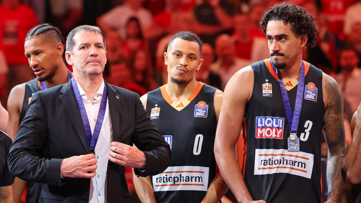 Die Spieler von ratiopharm Ulm sind enttaeuscht nach der Niederlage, mit Karim Jallow (Ratiopharm Ulm, #35) und Ty Harrelson (Ratiopharm Ulm, Chef-Trainer), mit Nelson Weidemann (Ratiopharm Ulm, #00) und Marcio Santos (Ratiopharm Ulm, #03),
GER, FC Bayern Basketball vs. Ratiopharm Ulm, Basketball, easycredit Basketball Bundesliga, BBL, Playoffs, Finale, Spiel 5, Saison 2024/2025, 26.06.2025,
Foto: Eibner-Pressefoto/Jenni Maul