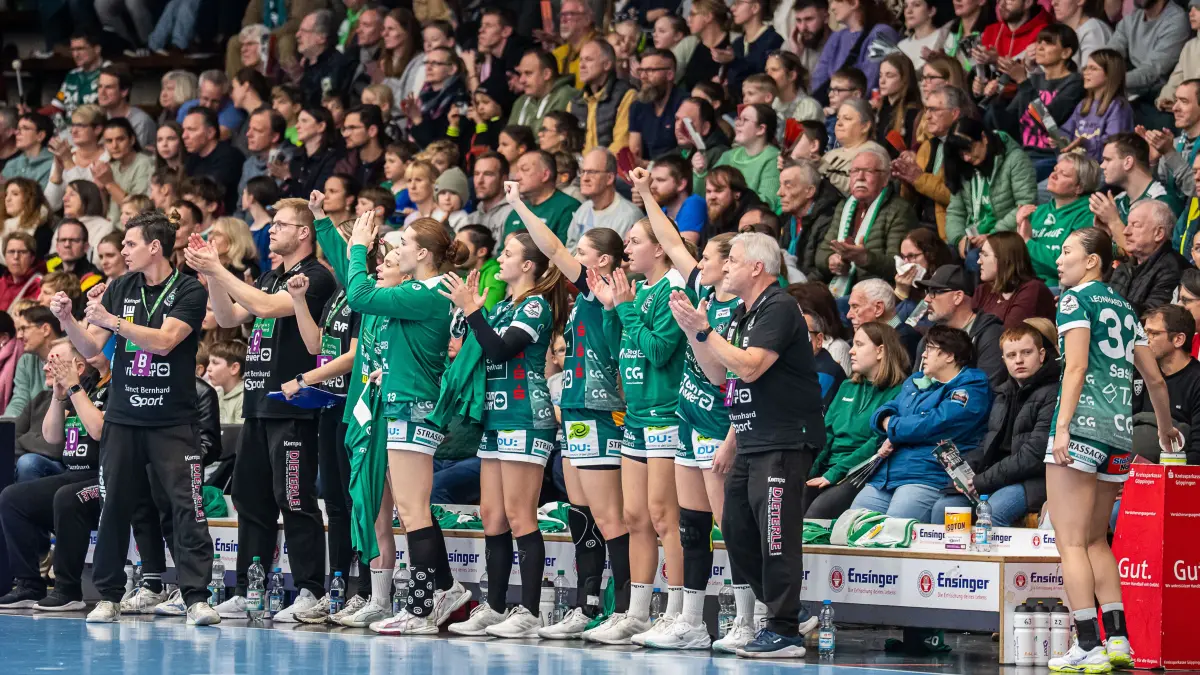 Frisch Auf Goeppingen vs. TuS Metzingen, Handball, 1. Bundesliga, Spielzeit 2025/2026, 30.12.2025: Jubel auf der Bank von Frisch Auf Goeppingen, Frisch Auf Goeppingen vs. TuS Metzingen, Handball, 1. Bundesliga, Spielzeit 2025/2026, 30.12.2025
Foto: Eibner-Pressefoto/Michael Schmidt