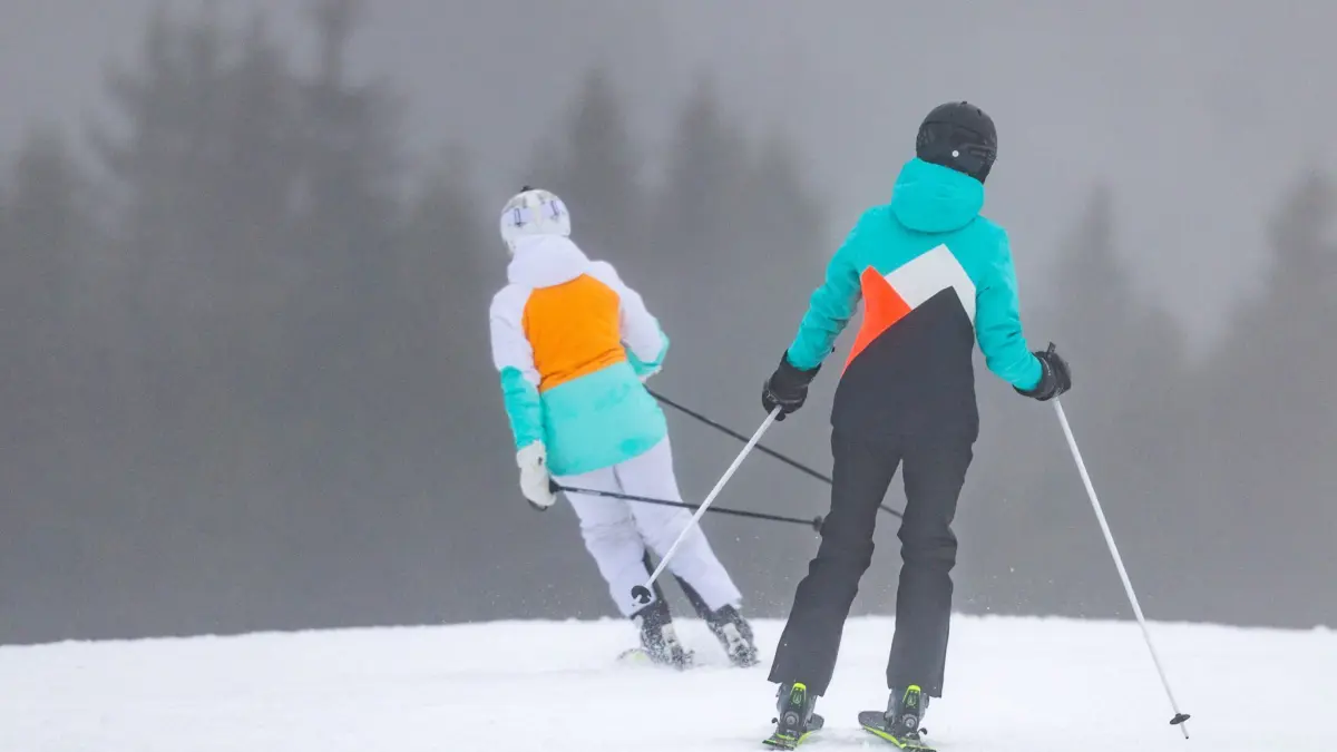 Skisaison in Thüringen: ARCHIV - 16.12.2024, Thüringen, Oberhof: Skifahrer sind bei Regen und Nebel auf dem 800 Meter langen Skihang am Fallbachlift unterwegs. (zu dpa: «Drei Skigebiete in Thüringen haben geöffnet») Foto: Michael Reichel/dpa +++ dpa-Bildfunk +++