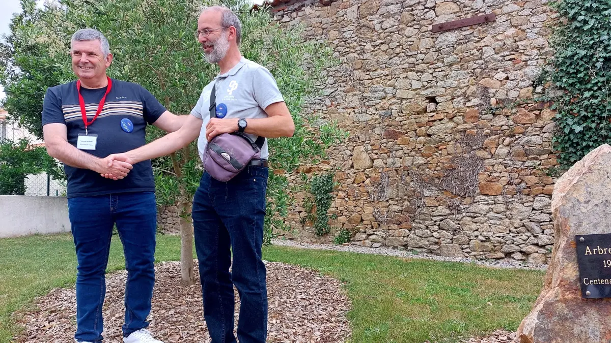 Die Bürgermeister Laurent Favreau und Jürgen Soltau (von links) beim arbre de la paix centenaire de l'armistice - der anlässlich des hundertjährigen Jubiläums des Endes des Ersten Weltkriegs im Jahr 2018 gepflanzt wurde.