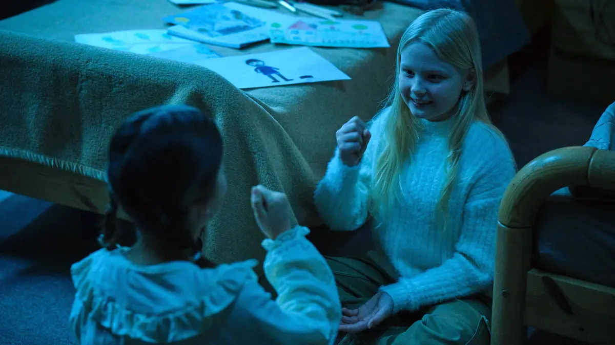 Eliza (Hanna Heckt, r.) phantasiert sich andere Kinder herbei, mit denen sie fröhlich sein kann.