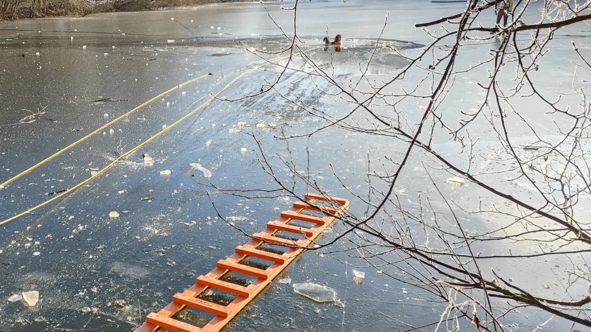 Rettungsleiter auf Eisfläche