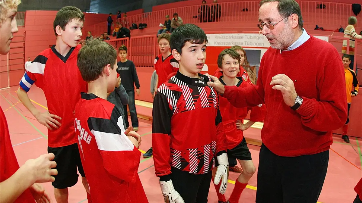 Vorsicht: Dieses Foto ist möglicherweise nur für den einstigen Verlag Schwäbisches Tagblatt verwendbar. Fussball / Hallenfussball Stadtmeisterschaft Tuebingen 2006 03.01.2006 D-Jugend TV Derendingen 0-2 n. 9 m TSV Hageloch TV D Trainer Rainer Willfeld FOTO: Pressefoto ULMER / Markus Ulmer: Vorsicht: Dieses Foto ist möglicherweise nur für den einstigen Verlag Schwäbisches Tagblatt verwendbar. Fussball / Hallenfussball
Stadtmeisterschaft Tuebingen 2006 03.01.2006
D-Jugend
TV Derendingen 0-2 n. 9 m TSV Hageloch
TV D Trainer Rainer Willfeld
FOTO: Pressefoto ULMER / Markus Ulmer
