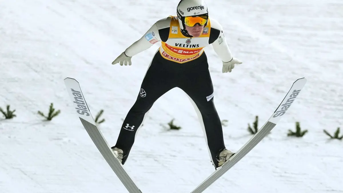 Ski nordisch/Skispringen: Vierschanzentournee, Weltcup: 31.12.2025, Garmisch-Partenkirchen: Ski nordisch/Skispringen: Vierschanzentournee, Weltcup, Großschanze, Männer, Qualifikation. Domen Prevc (Slowenien) in Aktion. Foto: Matthias Schrader/AP/dpa +++ dpa-Bildfunk +++