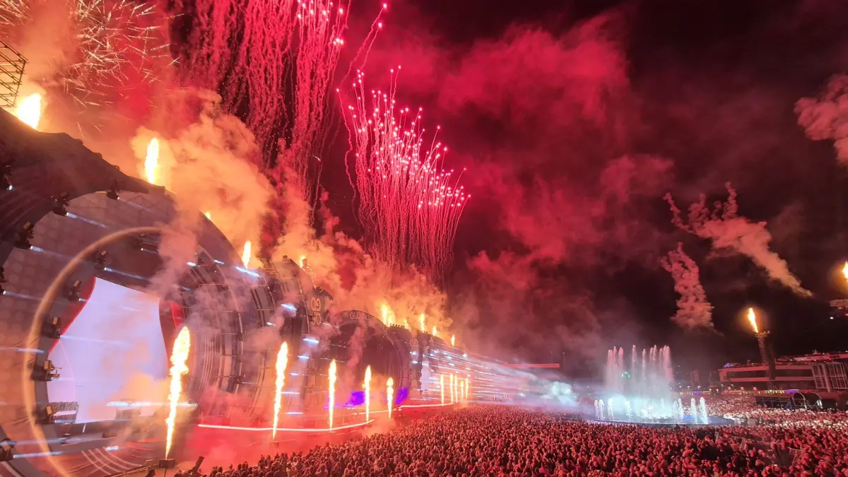ARCHIV - 13.09.2025, Baden-Württemberg, Hockenheim: Feuerwerk und Besucher beim Abschluss des «Glücksgefühle-Festivals». (zu dpa: «Diese großen Festivals steigen 2026 in Baden-Württemberg») Foto: Sascha Thelen/dpa +++ dpa-Bildfunk +++