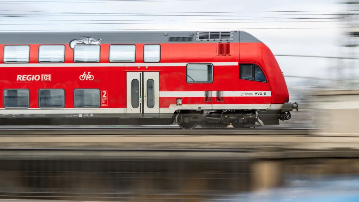 Ein Regionalexpress der DB Regio: ARCHIV - 15.01.2024, Sachsen, Dresden: Ein Regionalexpress der DB Regio (zu dpa: «Zug kollidiert mit Einkaufswagen auf Gleisen») Foto: Robert Michael/dpa +++ dpa-Bildfunk +++