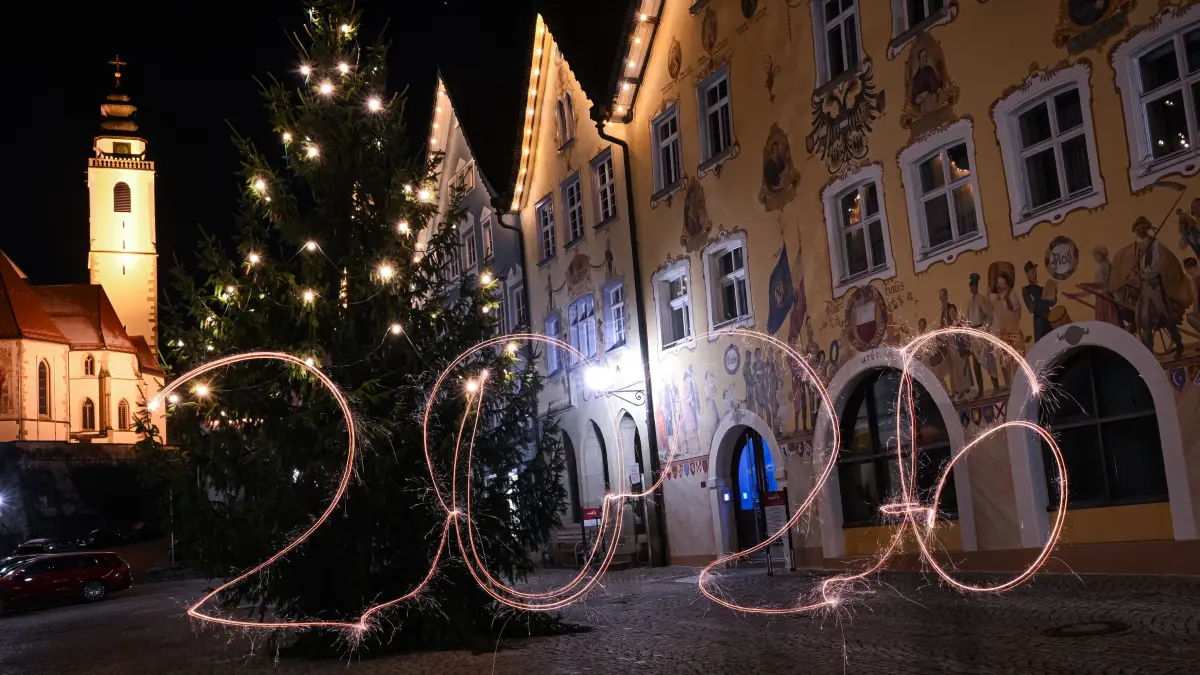 Jahreswechsel 2025 - 2026 in Horb (Kreis Freudenstadt) : Horb (Kreis Freudenstadt) 31.12.2025
Schmuckbild, Silverster, Jahreszahl 2026 mit Wunderkerzen geschrieben auf dem Marktplatz in Horb zum Jahreswechsel 2025 - 2026.
FOTO: Pressefoto ULMER / Markus Ulmer xxNOxMODELxRELEASExx