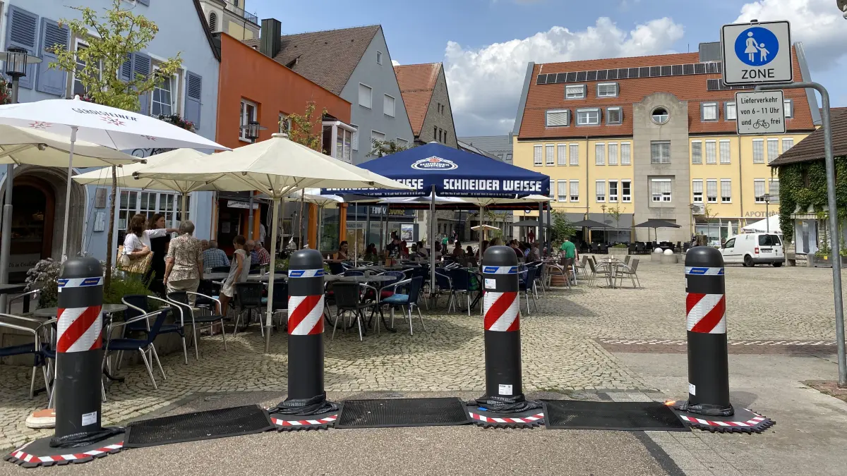Poller sichern die Zufahrt zum Schweinemarktplatz sowie zur Langen Straße.