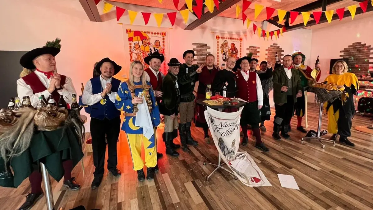 Vertreterinnen und Vertreter der neun Sulzer Narrenzünfte.