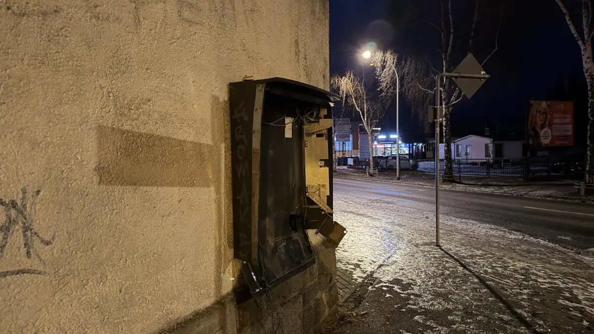 Bautzen - Sprengung eines Zigarettenautomaten: 01.01.2026
Bautzen, SchŠfferstra§e
Fotograf: LausitzNews.de
Pressemitteilung der PD Gšrlitz:
In den Morgenstunden des neuen Jahres sprengten unbekannte TŠter einen Zigarettenautomaten auf der SchŠfferstra§e in Bautzen. Die TŠter entwendeten eine unbekannte Anzahl an Zigaretten und Bargeld. Der entstandene Sachschaden wird mit etwa 5.000 Euro beziffert, zum Diebstahlsschaden kšnnen noch keinen Angaben gemacht werden. Ein Kriminaltechniker wird die sichergestellten Spuren in Augenschein nehmen. Die Ermittlungen hat das Polizeirevier Bautzen Ÿbernommen.