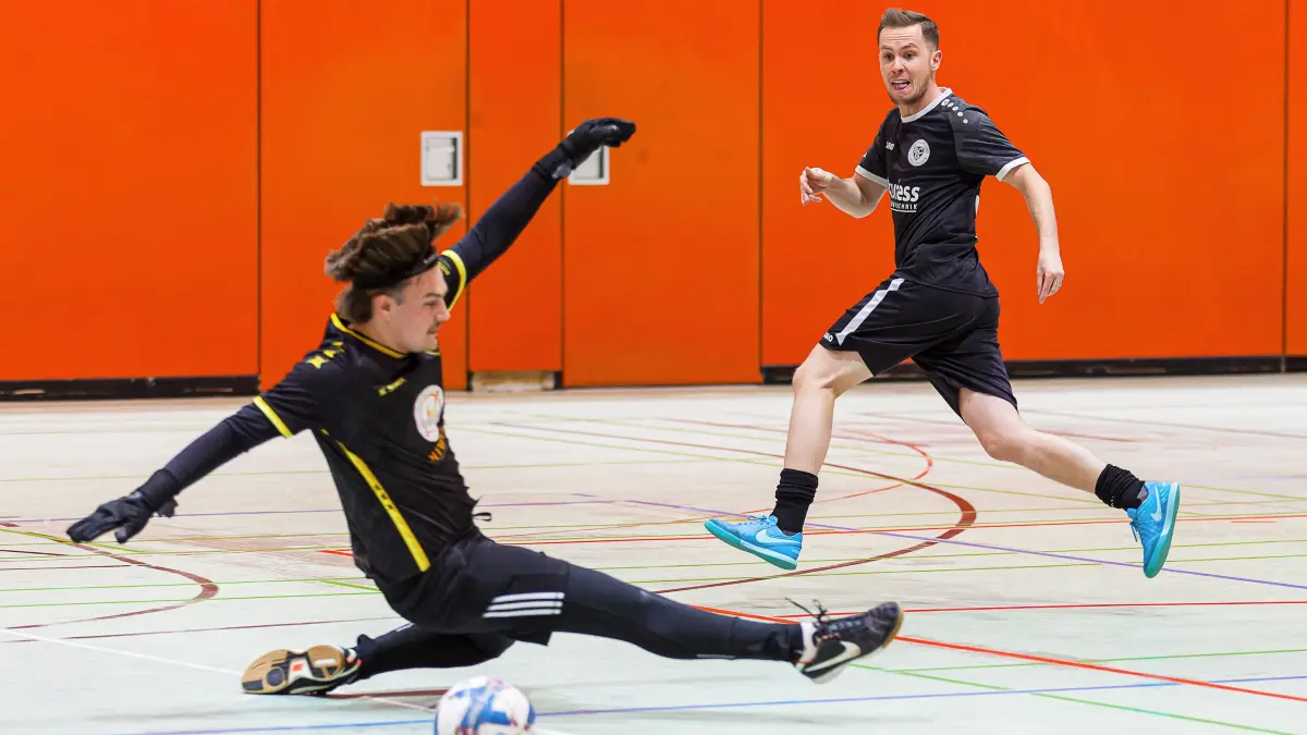 Hallenfußball: Hallenfußball; Cro-Cup Dreikönigsturnier;
SC Geislingen - GFV Odyssia Esslingen;
Pascal Volk (SC Geislingen, #36) versetzt den Torhüter von Odyssia Esslingen und trifft für den SC Geislingen;
05.01.2025; Michelberghalle, Geislingen.
Foto: Thomas Madel