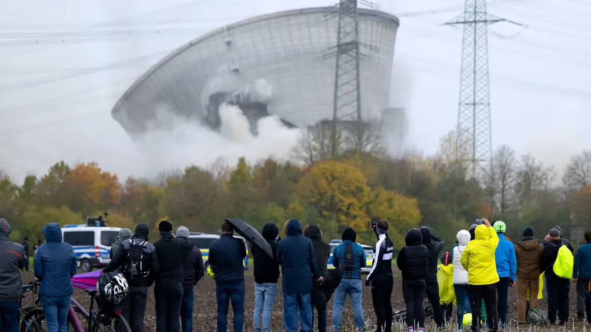 Sprengung der Kühltürme des Kernkraftwerks Gundremmingen