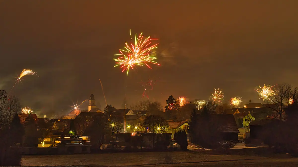 Wie überall in Deutschland wurde auch über Gerabronn ein beeindruckendes Feuerwerk abgebrannt. Hier sogar mit einem Stern, auf der linken Bildseite, der dem Stern von Bethlehem ähnelt.