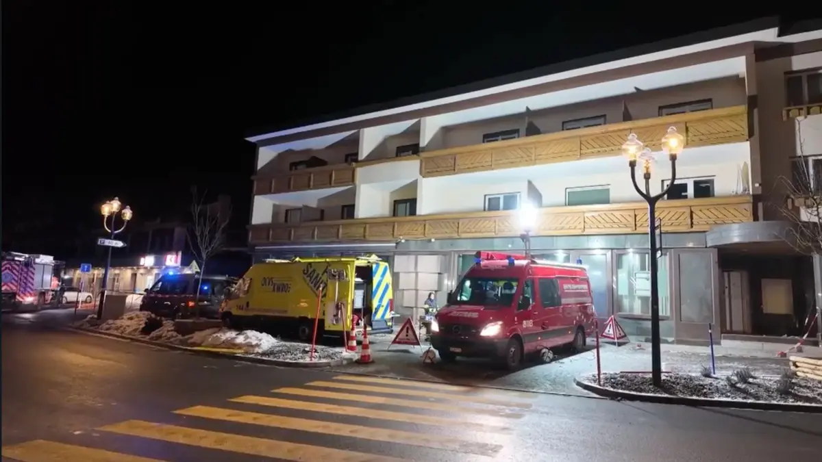 Explosion bei Silvesterparty in Skiort in der Schweiz: 01.01.2026, Schweiz, Crans Montana: Rettungskräfte sind in der Nähe des Bereichs zu sehen, in dem in der Bar und Lounge Le Constellation nach einer Explosion in den frühen Morgenstunden der Silvesternacht ein Feuer ausgebrochen ist. Bei einer Explosion und einem Brand in der Silvesternacht sind im noblen Schweizer Skiort Crans-Montana nach Polizeiangaben mehrere Menschen ums Leben gekommen. Foto: Police Cantonale Valaisanne/Police Cantonale Valaisanne/AP/dpa - ACHTUNG: Nur zur redaktionellen Verwendung bis zum 15.01.2026 im Zusammenhang mit der aktuellen Berichterstattung und nur mit vollständiger Nennung des vorstehenden Credits +++ dpa-Bildfunk +++