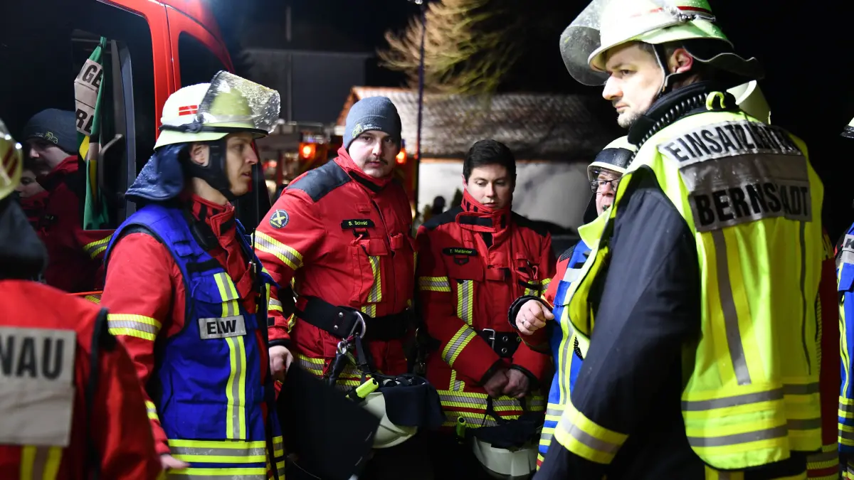 Ein Großbrand in Bernstadt hat am frühen Morgen des Neujahrstag einen hohen Sachschaden hinterlassen. Feuerwehr und Rettungsdienst waren mit starken Kräften im Einsatz.