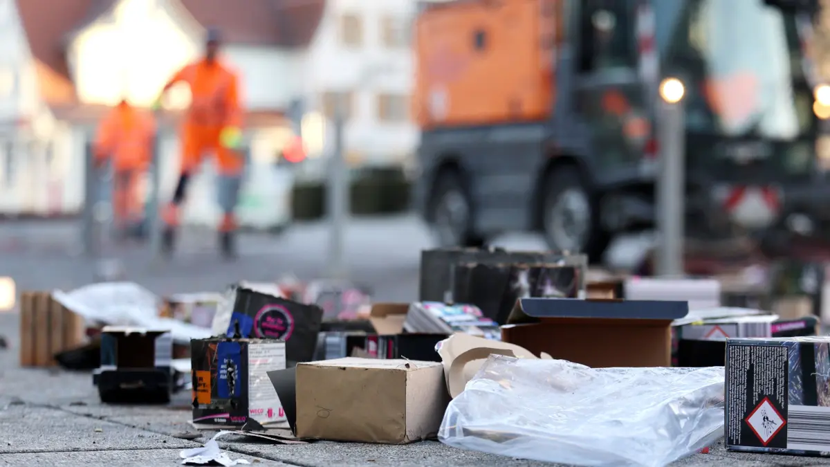 Städtische Mitarbeiter sammeln auf, was andere in der Silvesternacht zurückgelassen haben.