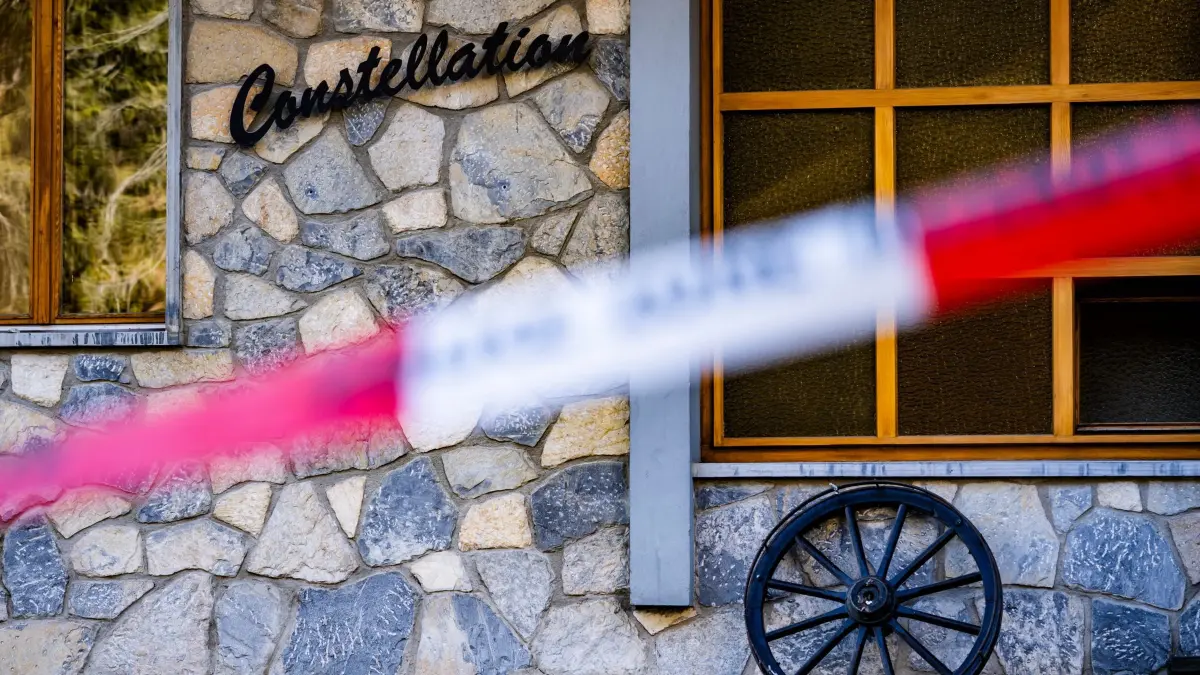 Explosion bei Silvesterparty in Skiort in der Schweiz: 01.01.2026, Schweiz, Crans-Montana: Ein Absperrband der Polizei vor dem Bereich, in dem in der Bar und Lounge Le Constellation nach einer Explosion in den frühen Morgenstunden der Silvesternacht ein Feuer ausgebrochen ist. Bei einer Explosion und einem Brand in der Silvesternacht sind im noblen Schweizer Skiort Crans-Montana nach Polizeiangaben mehrere Menschen ums Leben gekommen. Foto: Jean-Christophe Bott/KEYSTONE/dpa +++ dpa-Bildfunk +++