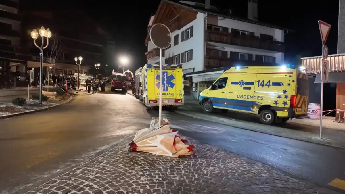 Explosion bei Silvesterparty in Skiort in der Schweiz: 01.01.2026, Schweiz, Crans Montana: Blumen sind in der Nähe des Bereichs zu sehen, in dem in der Bar und Lounge Le Constellation nach einer Explosion in den frühen Morgenstunden der Silvesternacht ein Feuer ausgebrochen ist. Bei einer Explosion und einem Brand in der Silvesternacht sind im noblen Schweizer Skiort Crans-Montana nach Polizeiangaben mehrere Menschen ums Leben gekommen. Foto: Police Cantonale Valaisanne/Police Cantonale Valaisanne/AP/dpa - ACHTUNG: Nur zur redaktionellen Verwendung bis zum 15.01.2026 im Zusammenhang mit der aktuellen Berichterstattung und nur mit vollständiger Nennung des vorstehenden Credits +++ dpa-Bildfunk +++