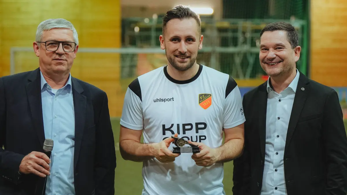 Janik Michel (Mitte) wird nach einem Achillessehnenriss lange ausfallen.