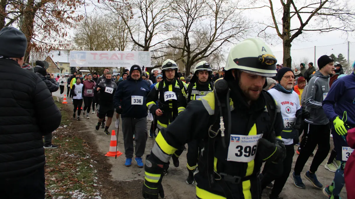 Mit vollem Einsatz waren beim Hohenloher Silvesterlauf wieder Kameraden der Freiwilligen Feuerwehr Hengstfeld mit ihren Sauerstoffflaschen über fünf Kilometer unterwegs.