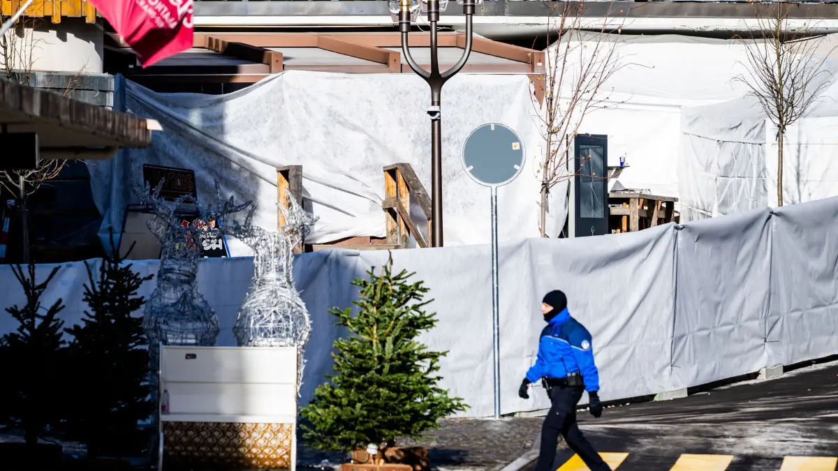 Explosion bei Silvesterparty in Skiort in der Schweiz: 01.01.2026, Schweiz, Crans-Montana: Polizeibeamte inspizieren den Bereich, in dem in der Bar und Lounge Le Constellation nach einer Explosion in den frühen Morgenstunden der Silvesternacht ein Feuer ausgebrochen ist. Bei einer Explosion und einem Brand in der Silvesternacht sind im noblen Schweizer Skiort Crans-Montana nach Polizeiangaben mehrere Menschen ums Leben gekommen. Foto: Jean-Christophe Bott/KEYSTONE/dpa +++ dpa-Bildfunk +++
