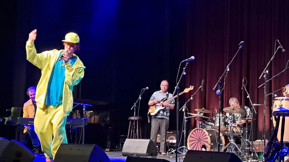 Jakob Nacken (links) mit den "Toyboys". Klaus Hügl (Piano), Julian Jochen-Warth (Bass) und Martin Buck (Schlagzeug). Nach der Pause wechselte Nacken für den Rap-Teil ins gelbe Outfit.