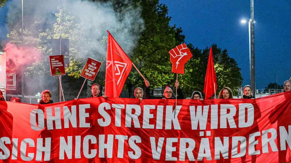 Bosch Stellenabbau - Protest: ARCHIV - 26.09.2025, Baden-Württemberg, Waiblingen: Die IG Metall und Mitarbeiter protestieren gegen die geplanten Stellenstreichungen beim Zulieferer Bosch. Der Autozulieferer Bosch will etwa 13.000 weitere Stellen abbauen, vor allem an deutschen Standorten der Zuliefersparte Mobility. (zu dpa: «Arbeitsplatzsorgen auf höchstem Stand seit der Finanzkrise») Foto: Jason Tschepljakow/dpa +++ dpa-Bildfunk +++