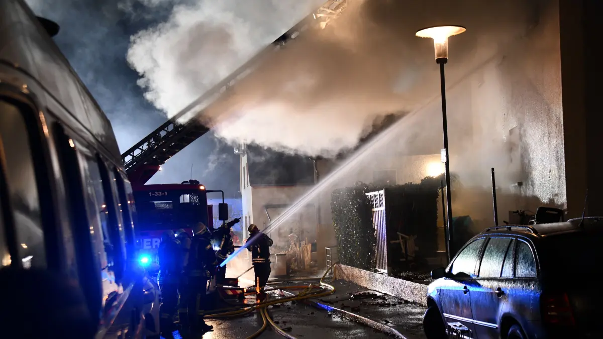 Ein Großbrand in Bernstadt hat am frühen Morgen des Neujahrstag einen hohen Sachschaden hinterlassen. Feuerwehr und Rettungsdienst waren mit starken Kräften im Einsatz.