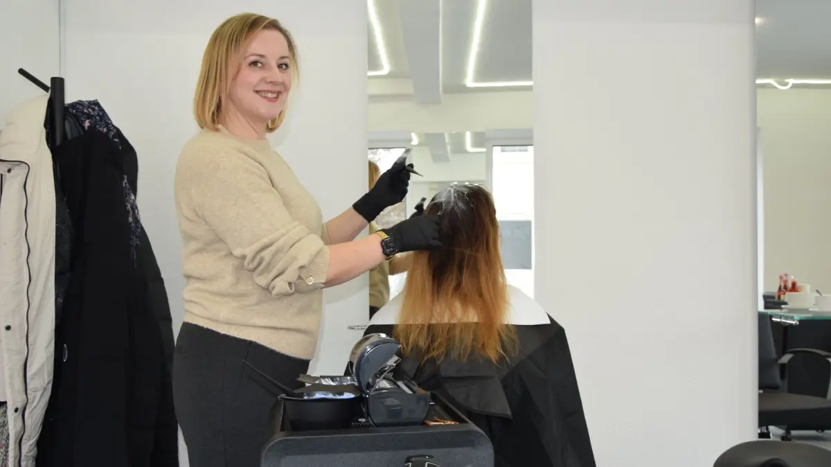 Friseurmeisterin Odette Hanke bereitet sich beim Probelauf auf die offizielle Eröffnung ihres Salons am Samstag, 3. Januar, vor.