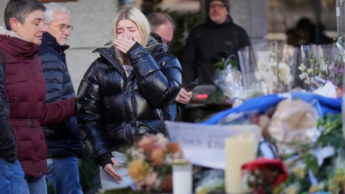 Tote bei Silvesterparty in Crans-Montana: 02.01.2026, Schweiz, Crans-Montana: Menschen bringen Blumen in die Nähe der abgeriegelten Le Constellation Bar, wo ein verheerender Brand Tote und Verletzte während der Neujahrsfeierlichkeiten in Crans-Montana, Schweizer Alpen, forderte. Foto: Antonio Calanni/AP/dpa +++ dpa-Bildfunk +++