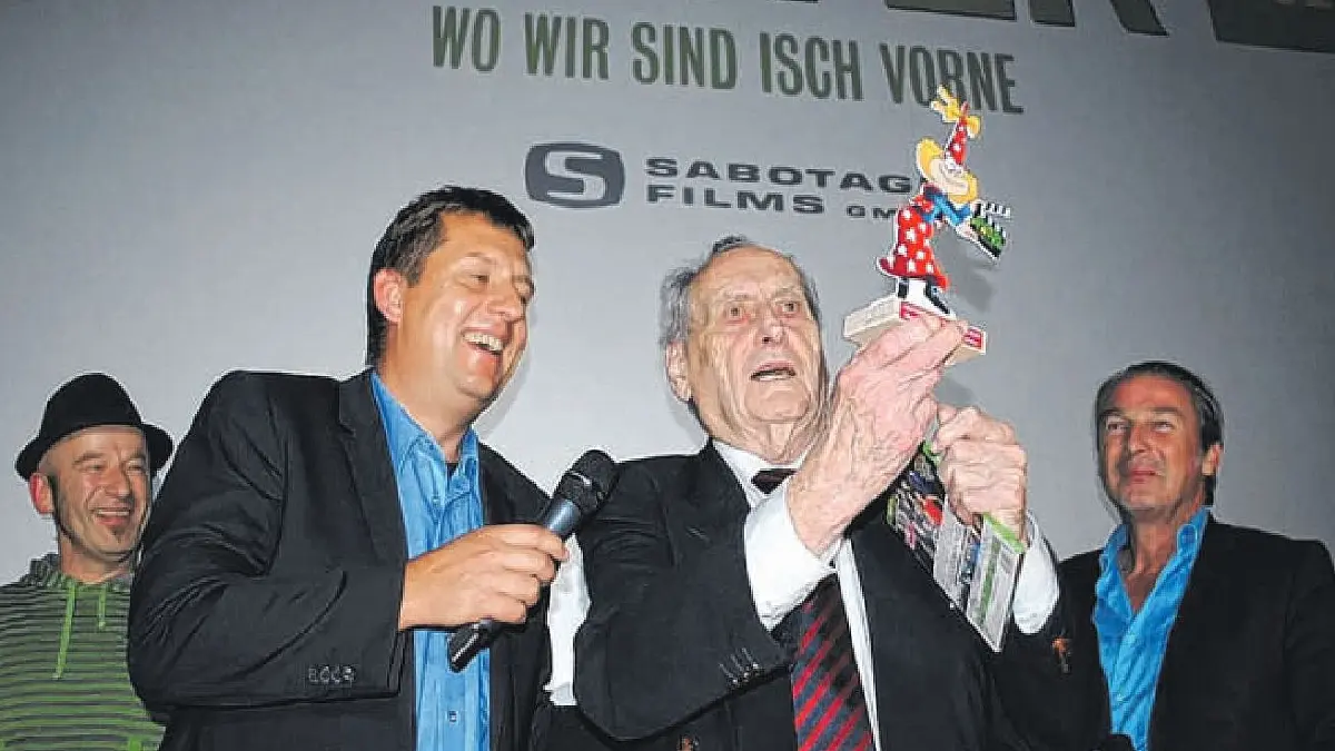 Walter Schultheiß (Mitte), damals kurz vor seinem 90. Geburtstag, wurde im Mai 2014 im Hechinger Schwanen-Kino liebevoll-ironisch als "bester Nachwuchsschauspieler" ausgezeichnet. Links neben ihm: "Global Player"-Regisseur Hannes Stöhr, links und rechts außen die Darsteller Berthold Biesinger und Stefan Hallmayer.