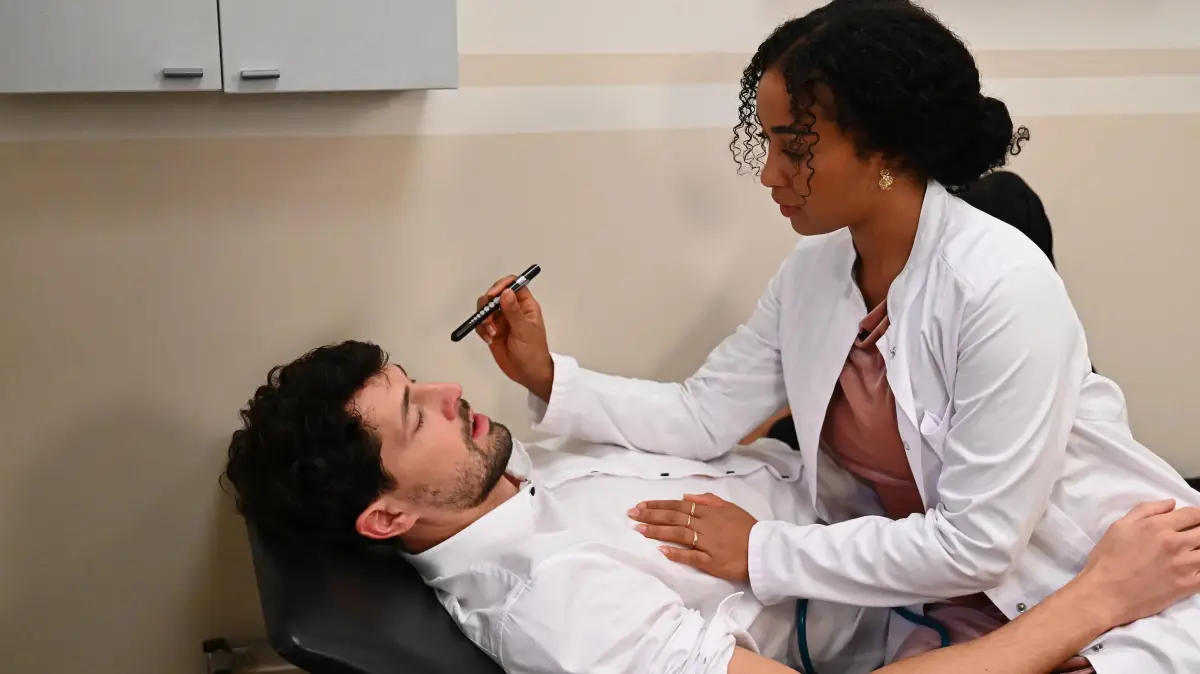 Der todkranke Jan (Daniel Noah) und Imani (Féréba Koné) geben sich im Krankenhaus das Ja-Wort.