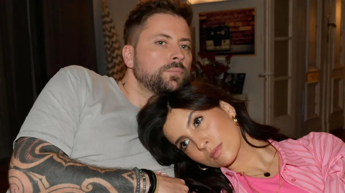 John (Felix von Jascheroff) ist glücklich, dass Laura (Chryssanthi Kavazi) Zeit mit Clara verbringt.