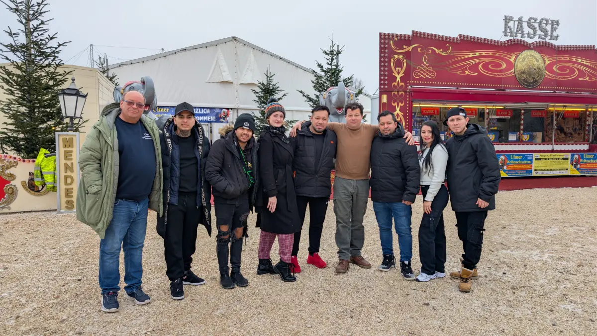 The Gerlings mit Programmdirektor Matthias Bergstaedt (links) und Zirkusdirektor Veno Mendes (Vierter von rechts) vor dem Ulmer Weihnachtscircus.