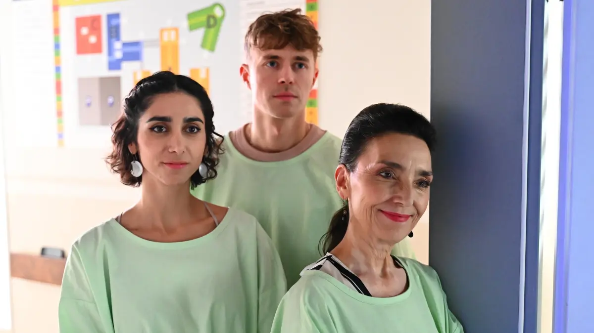Leyla (Suri Abbassi, l.), Elias (Robin Schick) und Simone (Tatjana Clasing) werden gerührt Zeugen einer bedingungslosen Liebe.