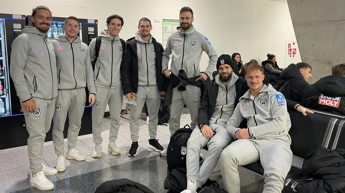 Vorfreude aufs Trainingslager (v.l.): Die Physiotherapeuten Patrick Flip und Raimund Felber, Max Brandt, Dennis Chessa, Lucas Röser, Christian Ortag und Marvin Seybold. Am Freitag in der Früh hob in Stuttgart für den SSV Ulm 1846 Fußball der Flieger in die Türkei ab.