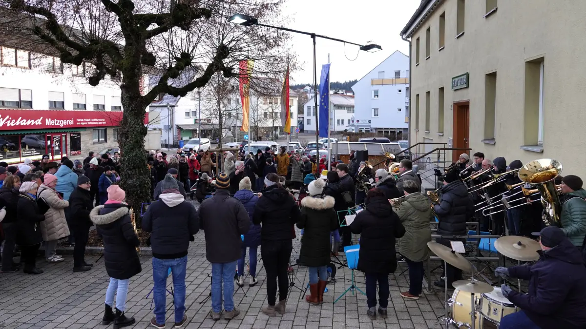 Trotz frostiger Witterung ist die Veranstaltung "Hallo 2026" vor dem Rathaus Gschwend gut besucht.