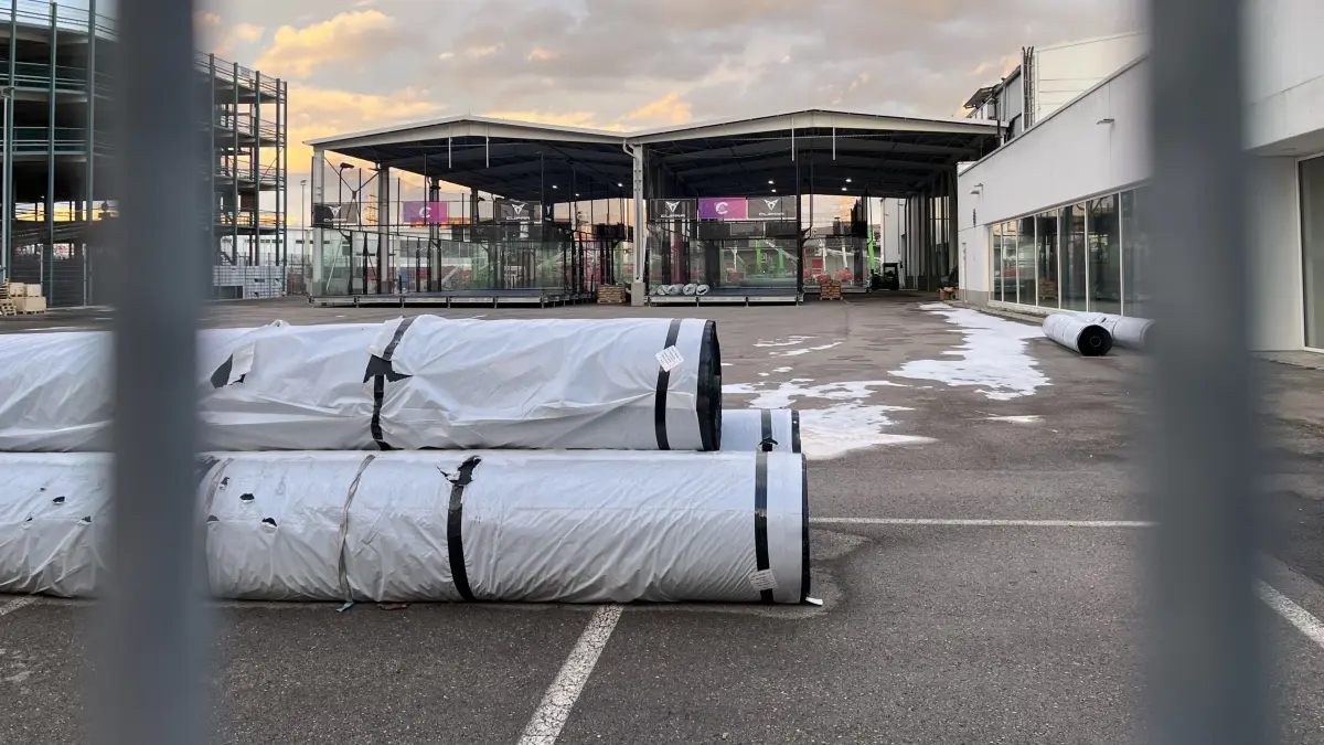 Wo früher Baustoffe, wie Betonschachtringe oder Rohre verkauft wurden, kann man bald Padel spielen: Der ehemalige Baywa-Standort in Neu-Ulm hat sich stark gewandelt.