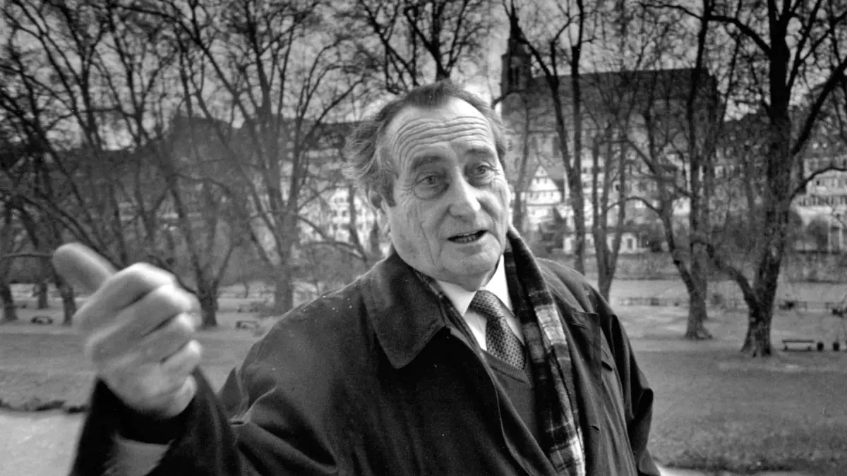 Walter Schultheiß im Januar 1995 auf dem Tagblatt-Balkon in Tübingen
