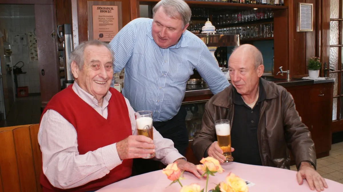 Schauspiel-Prominenz zu Gast im Dettinger "Rössle": Der jetzt verstorbene Volksschauspieler Walter Schultheiß (links) mit dem früheren Tatort-Kommissar Bienzle, alias Dietz-Werner Steck (1936 bis 2016, rechts), und Siegfried Schlecht, Seniorchef der Gaststätte.