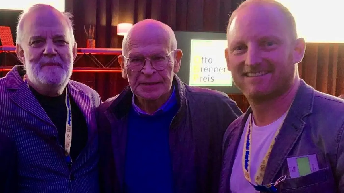 Bei der Otto-Brenner-Preisverleihung 2024 in Berlin: Der Journalist und Schriftsteller Günter Wallraff (Mitte) mit den HT-Redakteuren Harald Zigan (links) und Jens Sitarek.