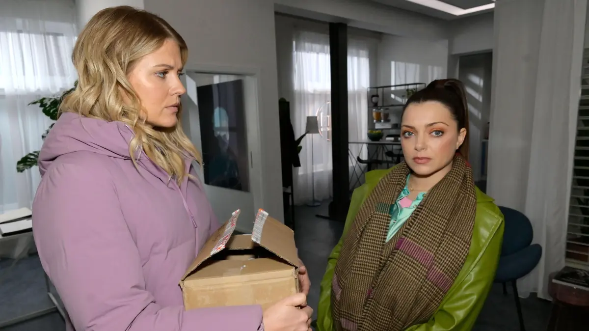 Emily (Anne Menden, r.) versucht Alicia (Josefin Bressel) den Abschied aus der Agentur so leicht wie möglich zu machen.